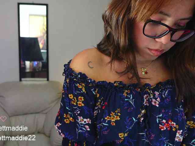 Sweettmaddie22 webcam