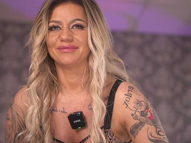 AlmaVelia's BongaCams show and profile