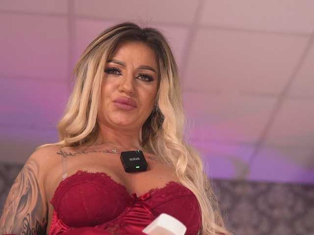 AlmaVelia's BongaCams show and profile