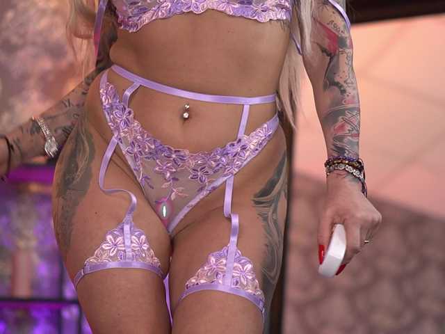 AlmaVelia's BongaCams show and profile