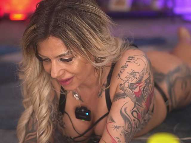 AlmaVelia's BongaCams show and profile