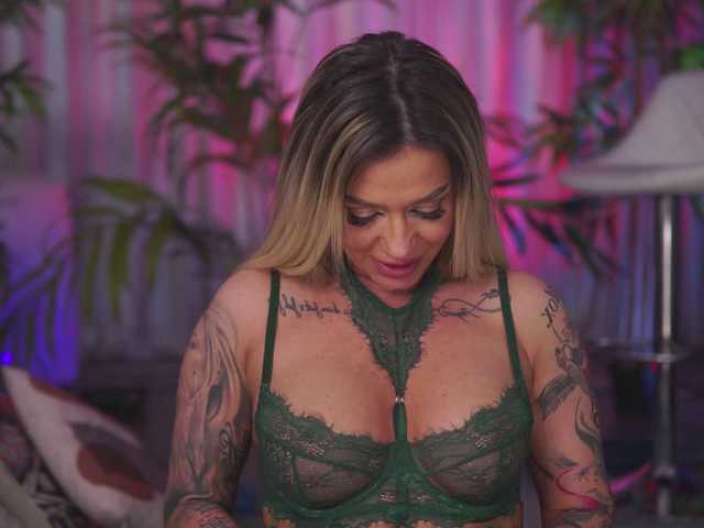 AlmaVelia's BongaCams show and profile