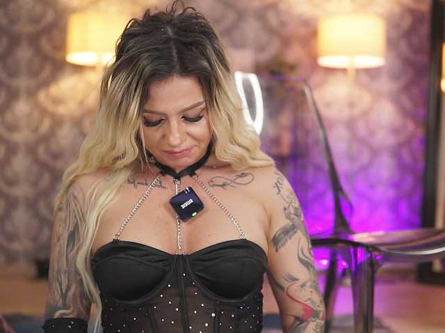 AlmaVelia's BongaCams show and profile