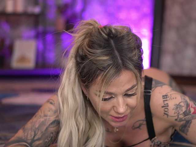 AlmaVelia's BongaCams show and profile