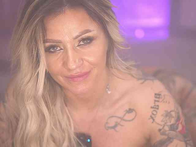 AlmaVelia Live Webcam on BongaCams