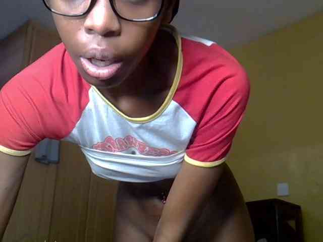 LittleMisscharming webcam