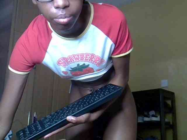 LittleMisscharming webcam