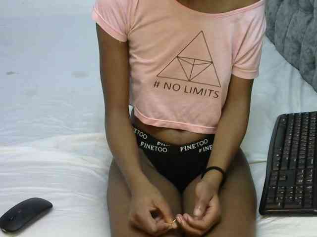 LittleMisscharming webcam