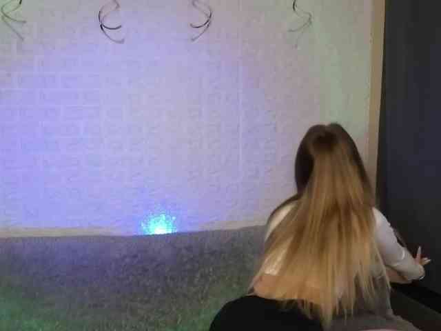 SandraSanvee webcam