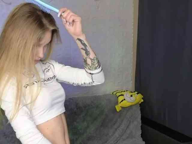 SandraSanvee webcam