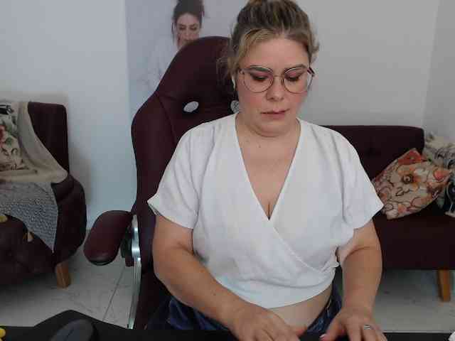 Diva-Hot82 webcam