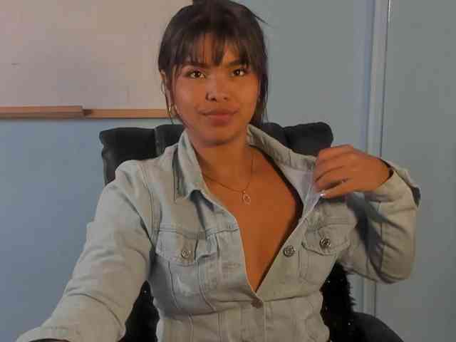 zoe-roux21 webcam