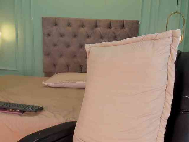 zoe-roux21 webcam