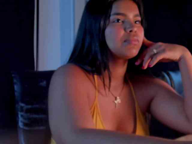 zoe-roux21 webcam