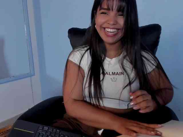 zoe-roux21 webcam