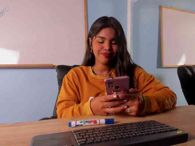 zoe-roux21 webcam