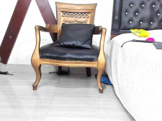 BelindaAndAmbar webcam