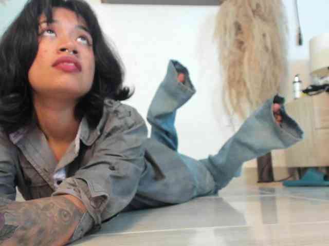BelindaAndAmbar webcam