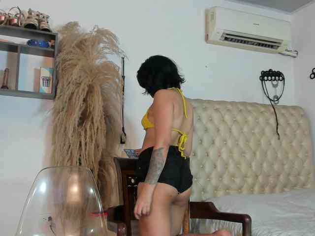 BelindaAndAmbar webcam
