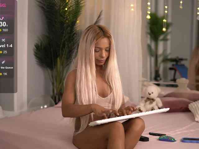 SarahRaynex webcam