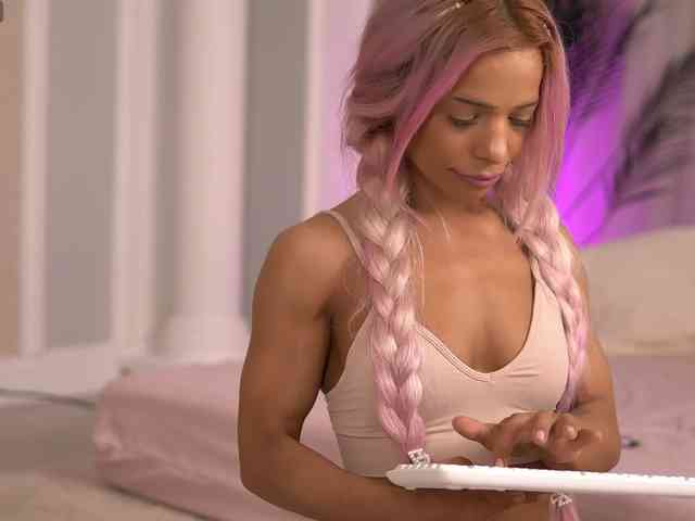 SarahRaynex webcam