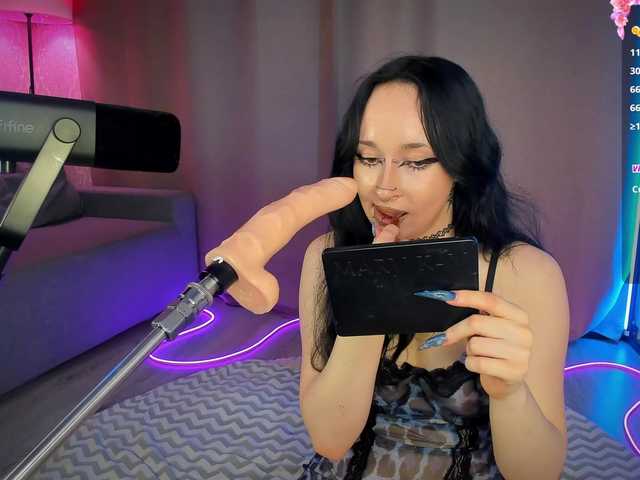 Juicy-Vikki's BongaCams show and profile