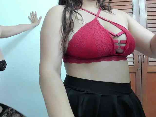 NadyaAndYara webcam