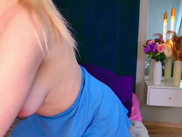 BlondiDoll webcam