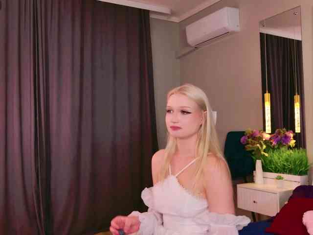 BlondiDoll webcam