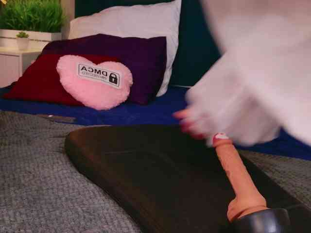 BlondiDoll webcam