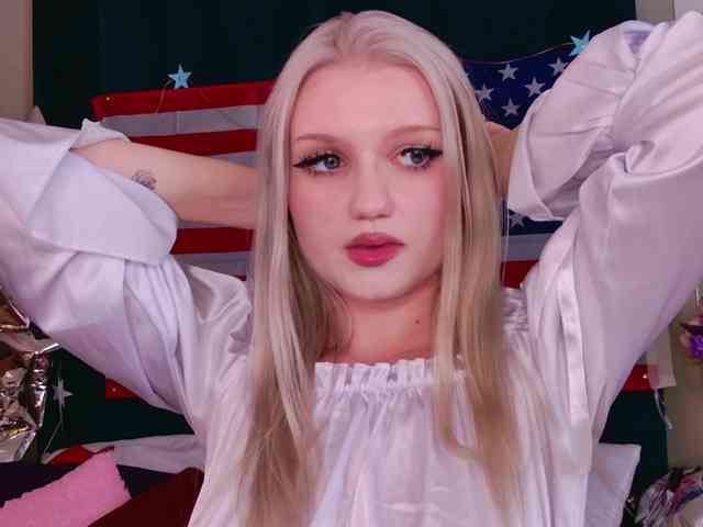 BlondiDoll webcam