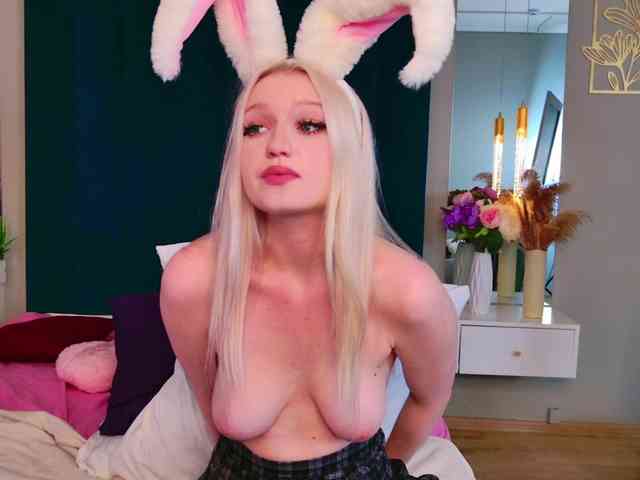 BlondiDoll webcam