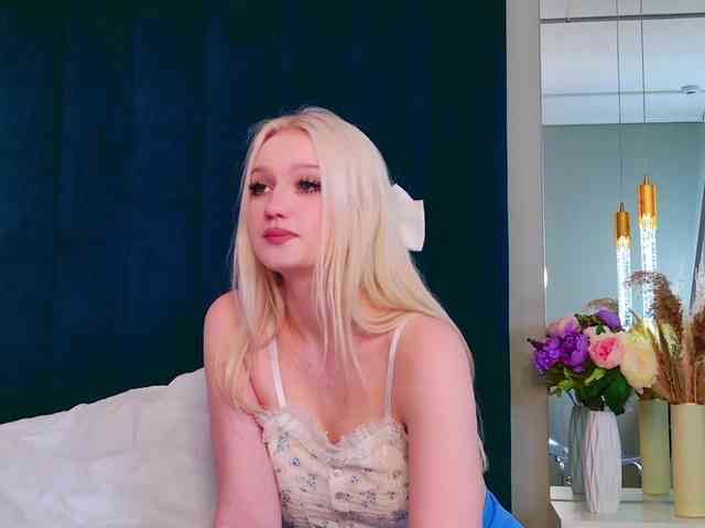 BlondiDoll webcam
