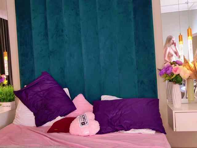 BlondiDoll webcam