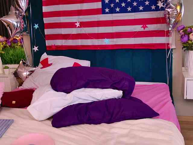 BlondiDoll webcam