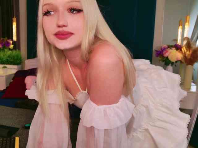 BlondiDoll webcam