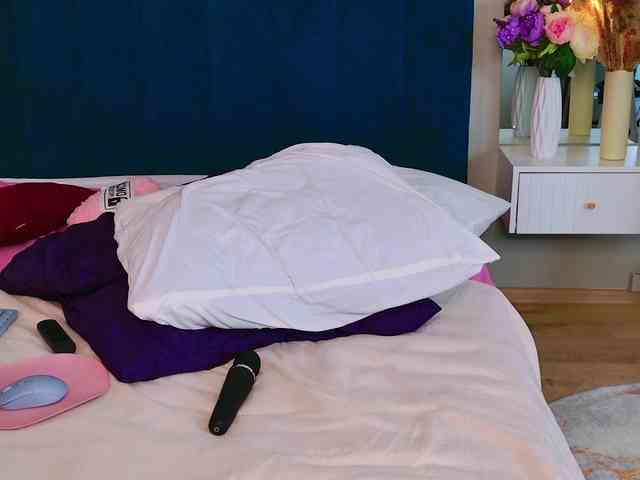 BlondiDoll webcam