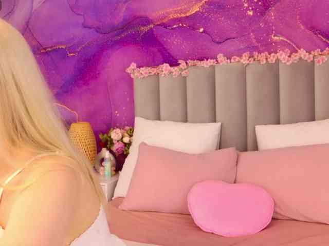 BlondiDoll webcam
