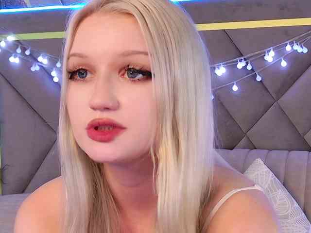 BlondiDoll webcam