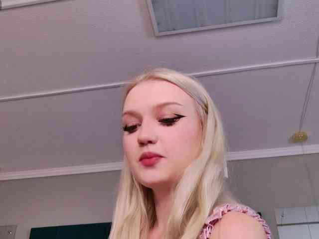 BlondiDoll webcam
