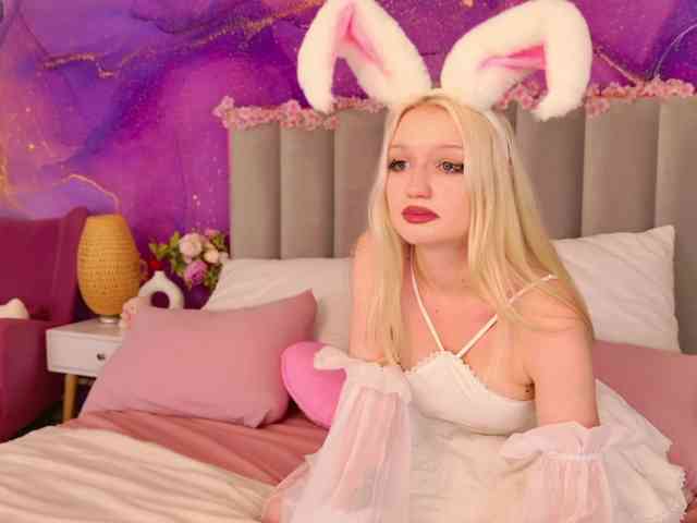 BlondiDoll webcam