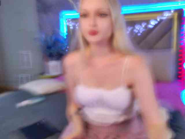 BlondiDoll webcam