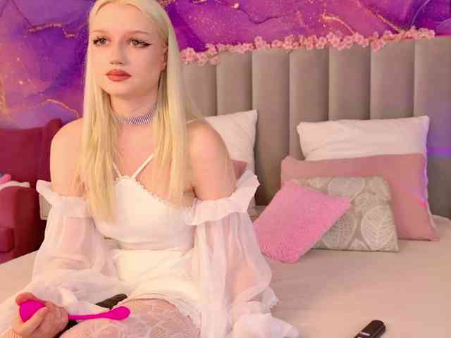 BlondiDoll webcam