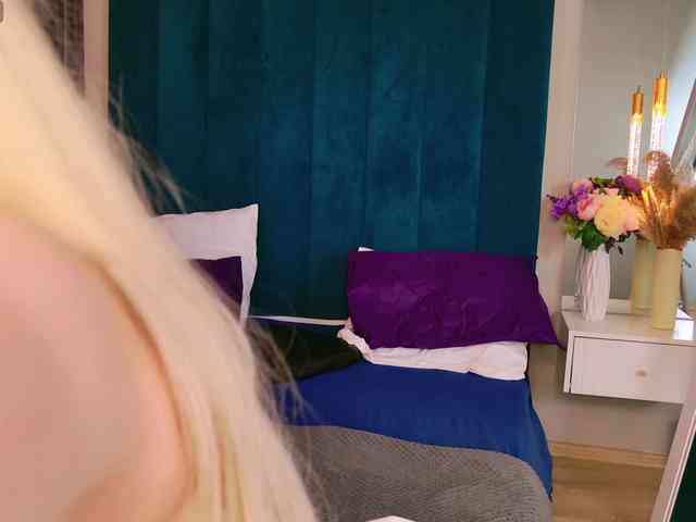BlondiDoll webcam