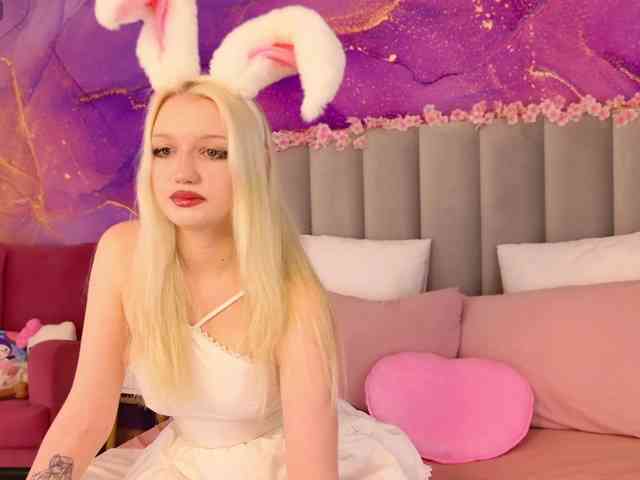 BlondiDoll webcam