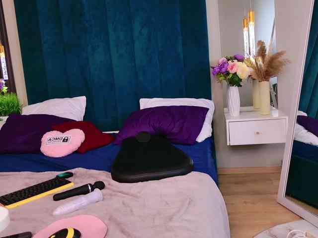 BlondiDoll webcam