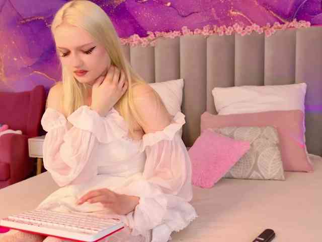 BlondiDoll webcam