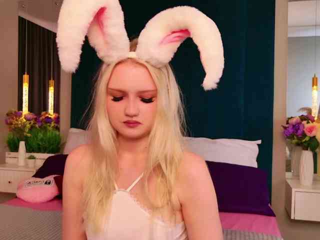 BlondiDoll webcam