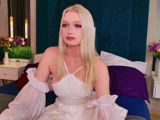 BlondiDoll webcam