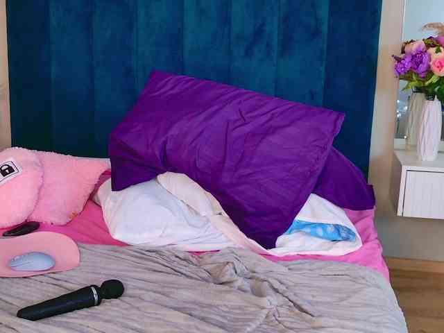 BlondiDoll webcam